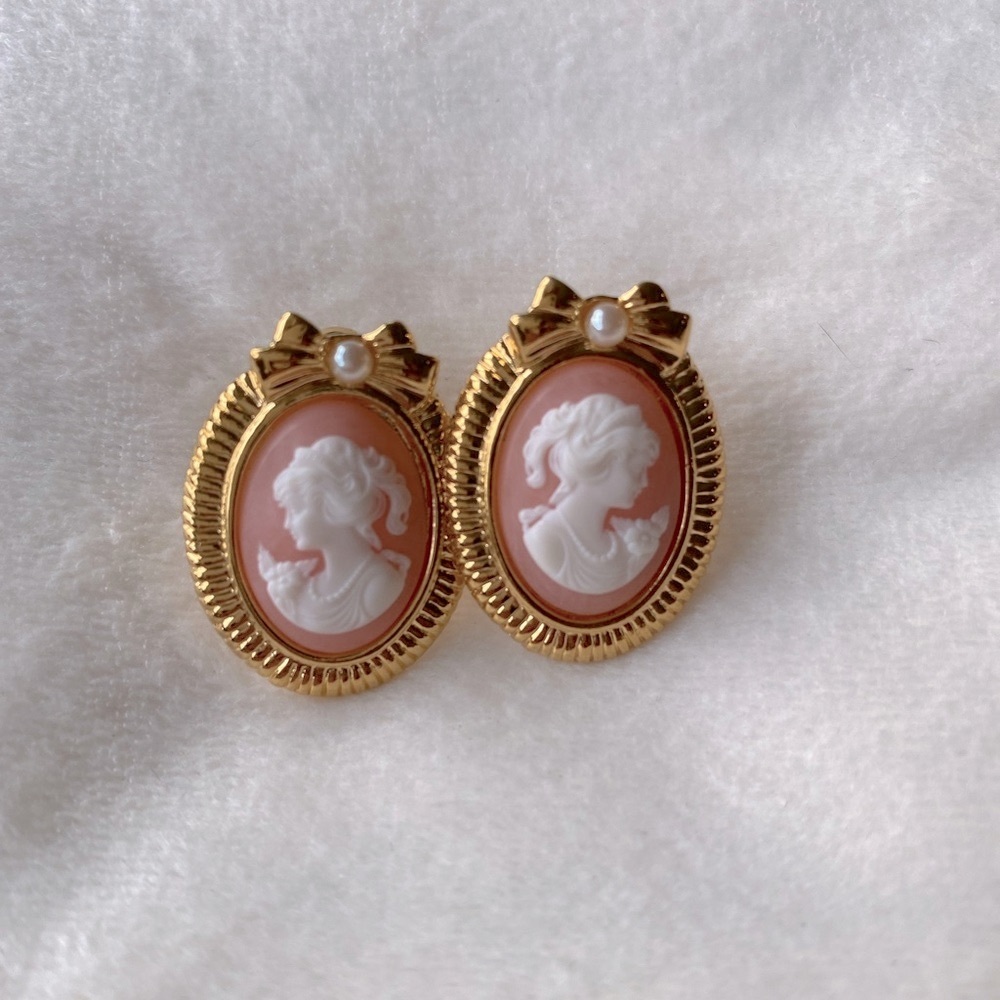 Vintage-Inspired Gold Cameo Clip-On Earrings - Picture 3 of 6
